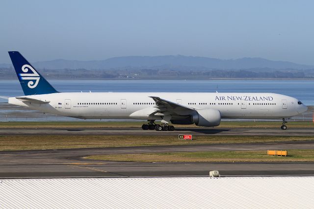 BOEING 777-300ER (ZK-OKN)