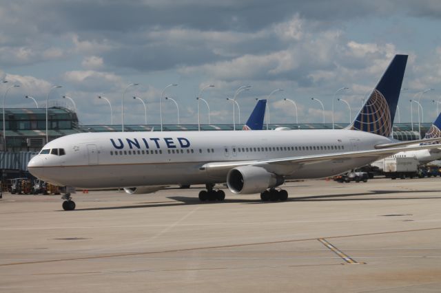 BOEING 767-300 (N643UA)