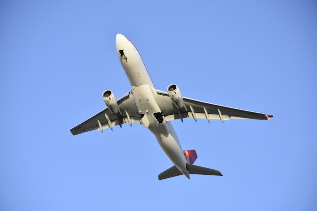 Airbus A330-200 (N975AV)