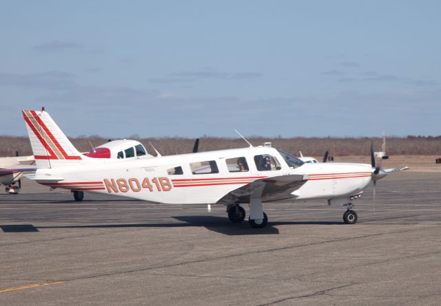 Piper Saratoga (N8041B) - Taxi into the "restaurant parking" at KMVY.