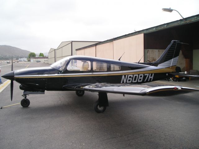 Piper Cherokee (N6087H)