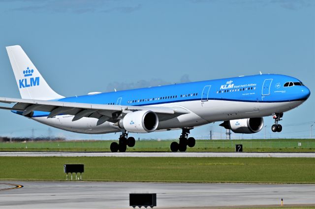 Airbus A330-300 (PH-AKA) - KLM Royal Dutch Airlines Airbus A330-303 arriving at YYC on July 25.