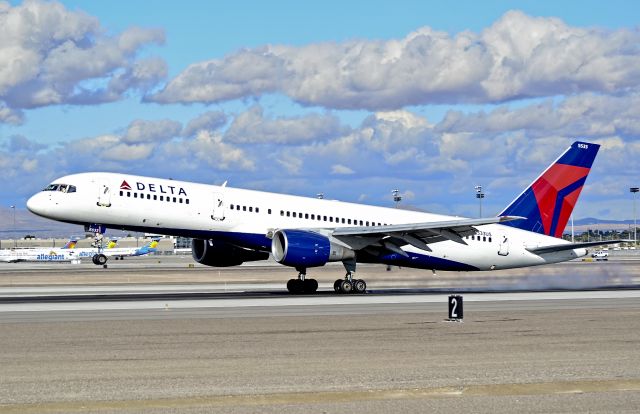 Boeing 757-200 (N533US) - N533US Delta Air Lines 1988 Boeing 757-251 C/N 24264  - Las Vegas - McCarran International (LAS / KLAS) USA - Nevada, December 15, 2012 Photo: Tomás Del Coro