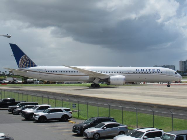 BOEING 787-10 Dreamliner (N12004)