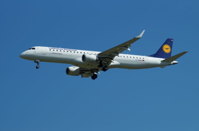 Embraer ERJ-190 (D-AEMA)