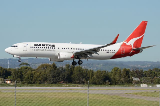 Boeing 737-800 (VH-VYH) - About to put down on runway 05. Wednesday, 21st May 2014.