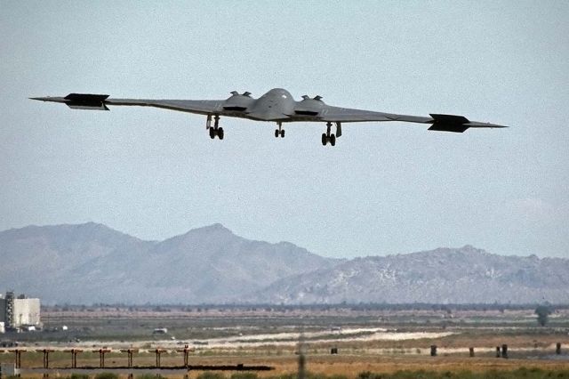 Northrop Spirit (93-1086) - Northrop B-2A Block 30 Spirit 93-1086 Spirit of Kitty Hawk at Air Force Plant 42 in Palmdale, California on September 24, 1999. 