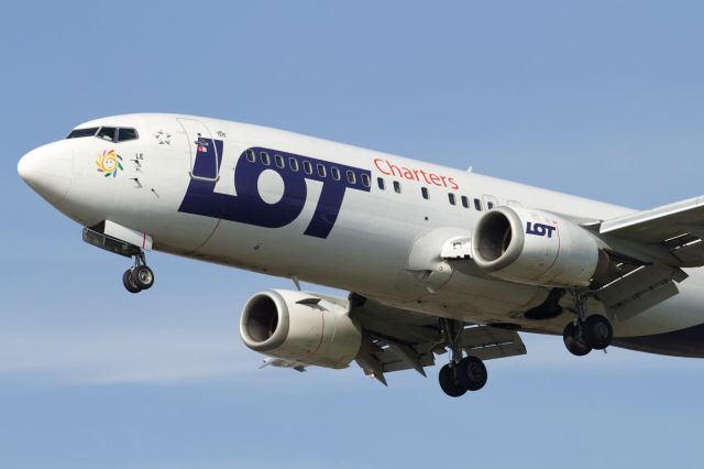 BOEING 737-400 — - Short finals to 027L, LHR.