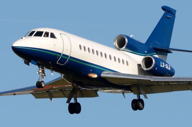 Dassault Falcon 900 (LX-GLD) - Global Jet Luxembourgbr /18/10/2014 Landing 27