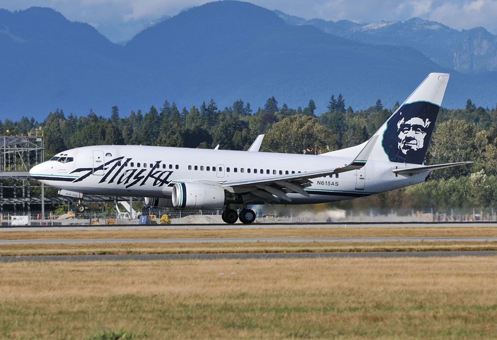 Boeing 737-700 (N615AS)