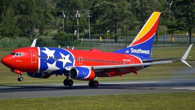 Boeing 737-700 (N922WN) - Southwest Airlines Boeing 737-700 in the Tennessee One livery landing on runway 1 from Chicago.