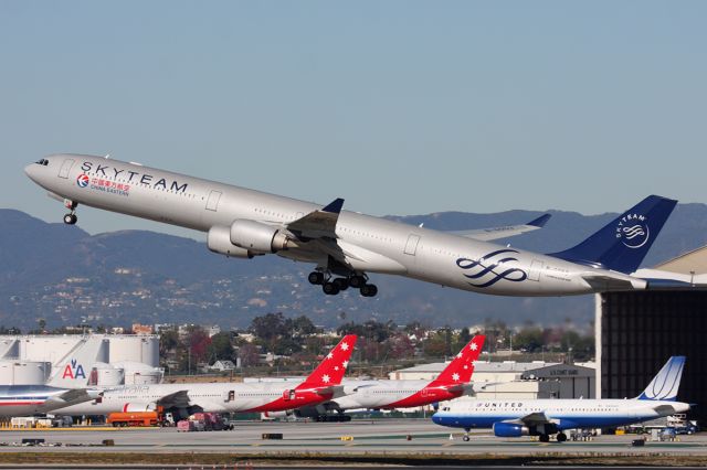 Airbus A340-600 (B-6053) - China Eastern B-6053 (FLT CES586) in the Skyteam livery departing RWY 25R en route to Shanghai Pudong Intl (ZSPD/PVG).  [KLAX - 12-25-2011]