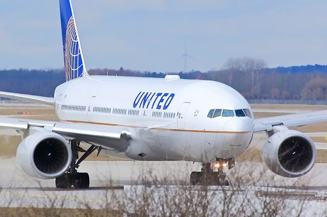 Boeing 777-200 (N788UA)