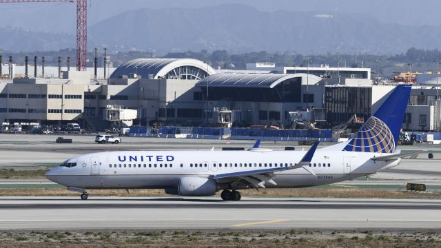 Boeing 737-800 (N77542) - Arrived at LAX on 25L