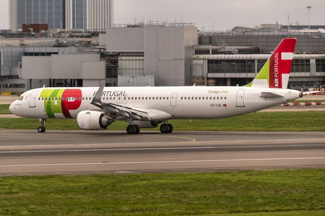Airbus A321neo (CS-TJQ) - 26th March, 2023: Flight TP 1350 from Lisbon's General Humberto Delgado exits runway 09L at Heathrow. 