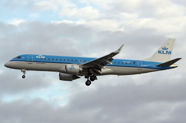 Embraer ERJ-190 (PH-EZR)