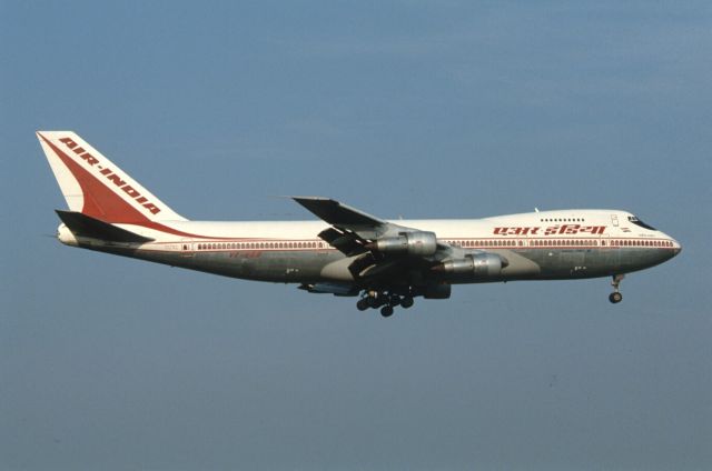 Boeing 747-200 (VT-EGB) - Final Approach to Narita Intl Airport Rwy16 on 1986/08/31