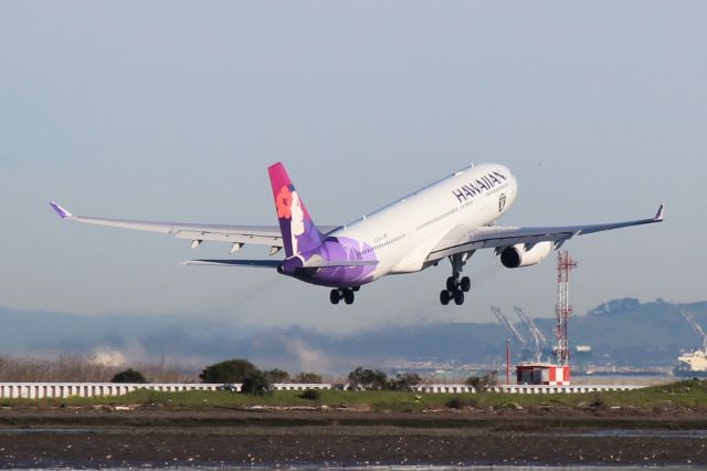 Airbus A330-200 (N380HA)