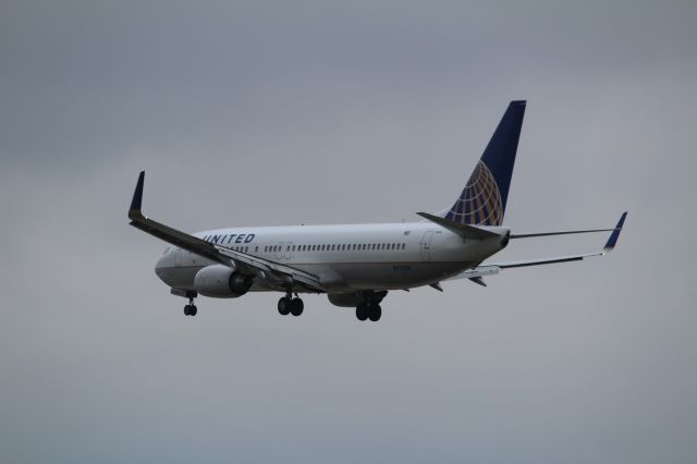 Boeing 737-800 (N77520) - Landing on Runway 28, arriving from KFLL.