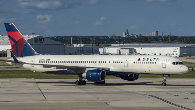 Boeing 757-200 (N627DL) - Taxiing to the gate after arriving 13Rbr /5/29/17