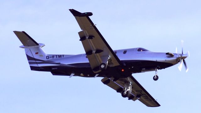 Pilatus PC-12 (D-FTMT) - Fuel stop