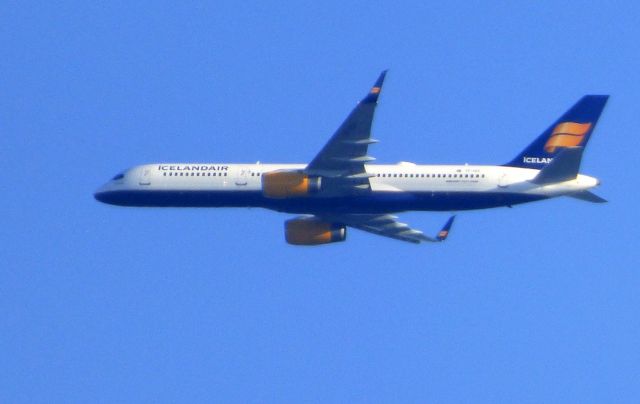 Boeing 757-200 (TF-ISV) - Shown here is a Icelandair Boeing 757-200 from my back window a few minutes until landing in the Summer of 2017. 