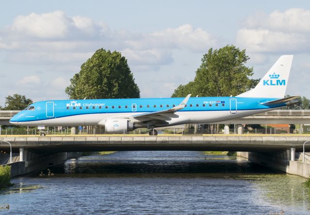 Embraer ERJ-190 (PH-EXY) - Crossing the canal bridge of taxiway Victor.