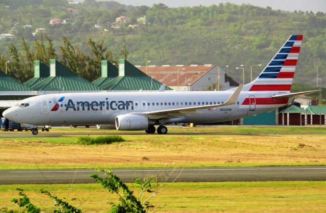 Boeing 737-800 (N808NN)