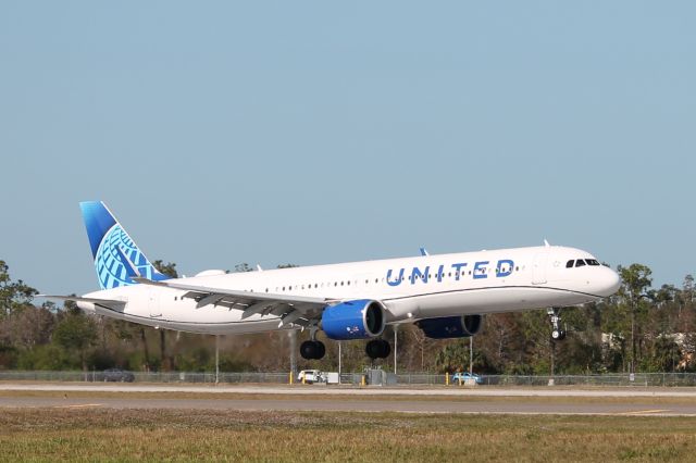 Airbus A321neo (N24508) - United Flight 1740 arrives on Runway 6 at Southwest Florida International Airport following flight from Chicago-O’Hare International Airport (12/13/24)