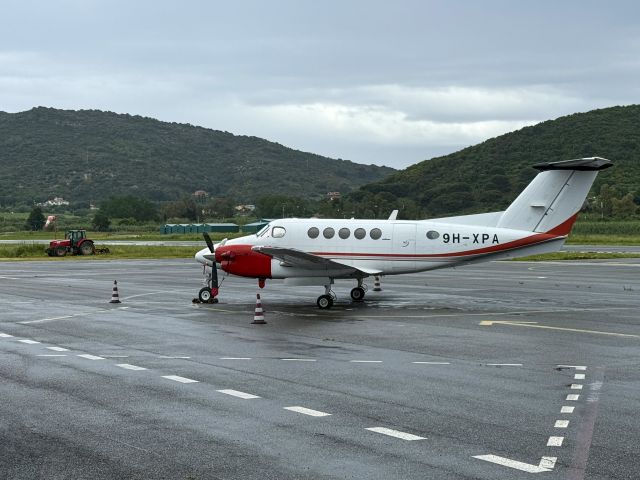 Beechcraft Super King Air 200 (9H-XPA) - At Marina di Campo, Elba airport. 07-MAY-2025