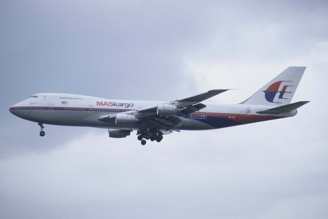 Boeing 747-200 (9M-MHI) - Final Approach to Narita Intl Airport Rwy34L on 1998/10/23