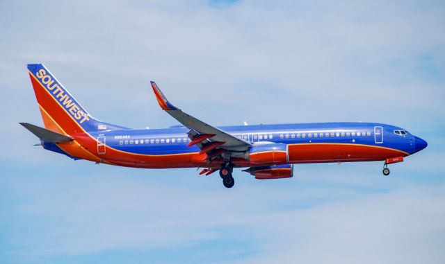 Boeing 737-800 (N8648A) - Old livery becoming more rare on the SWA 737-800!  8/22/21