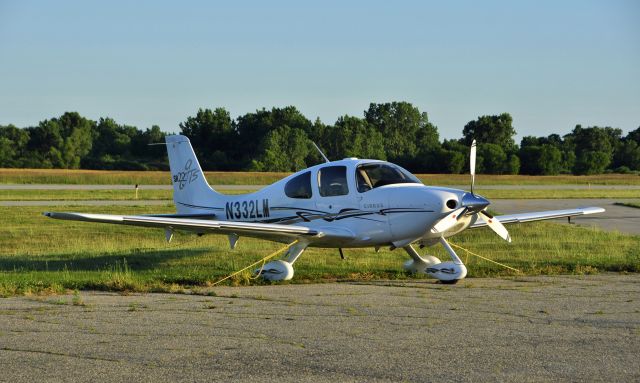 Cirrus SR-22 (N332LM) - Cirrus SR-22 N332LM in Ann Arbor 