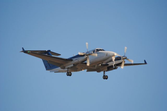 Beechcraft Super King Air 350 (N821UP) - 2/26/2016: Wheels Up Partners LLC 2014 Beech B300 (N821UP) on final for Runway 27 at KIAH. 