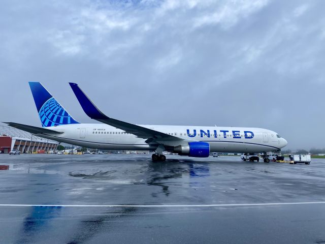 BOEING 767-300 (N665UA) - Diversion Darryl. br /From EWR.br /Thanks DD