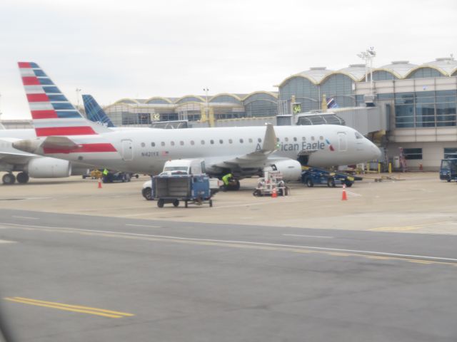 EMBRAER 175 (long wing) (N421YX)