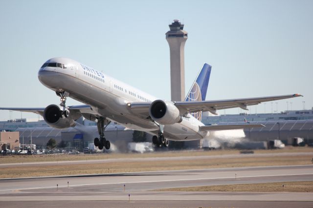 Boeing 757-200 (N566UA)