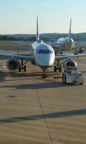 Embraer ERJ-190 (N337JB) - JetBlue Airways EMB190-195 cn473 Push Back