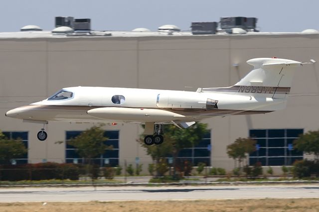 Learjet 24 (N989TL) - Booth Ranches LLC 1968 Learjet 24 landing RWY 16R. [KVNY - 05-28-2007]