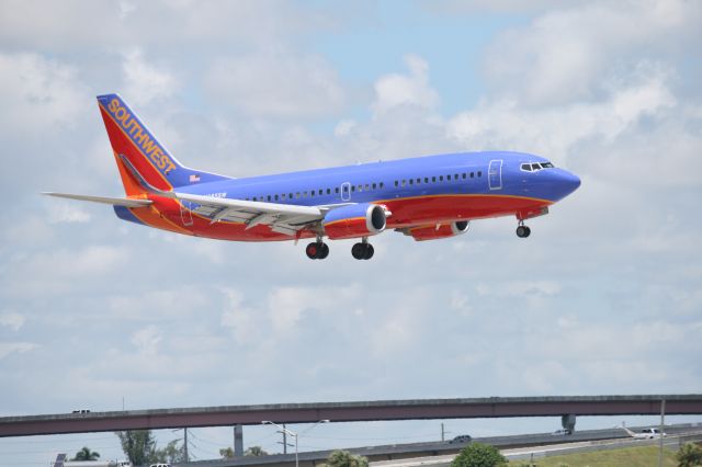 BOEING 737-300 (N385SW)
