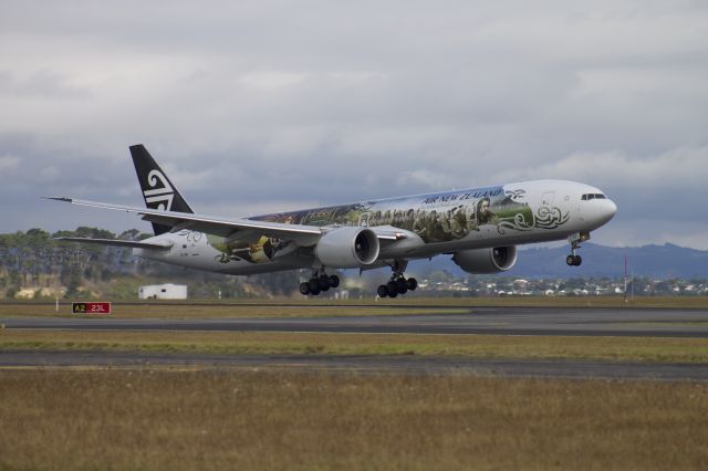 BOEING 777-300 (ZK-OKP)