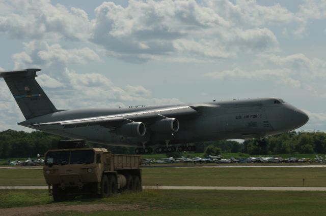 — — - C-5 M Lands Runway 36 Oshkosh 2009