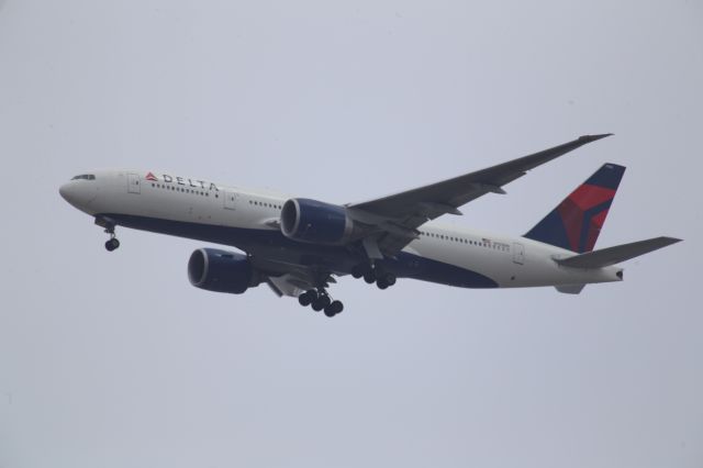 BOEING 777-200LR (N703DN)