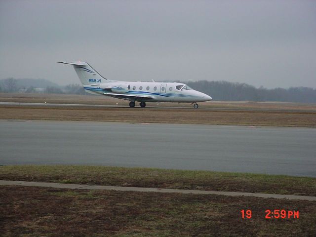 Beechcraft Beechjet (N68JV) - Taxiing to 27 on 1/19/11