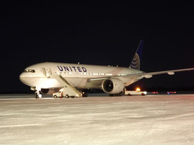 Boeing 777-200 (N77012)