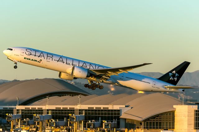 Boeing 777-200 (B-16701) - Eva Air B777-35H(ER) departing Rwy 25R during the early sunset.