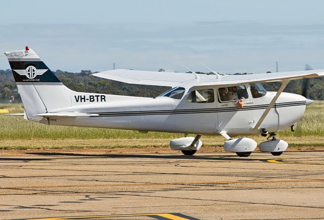 Cessna Skyhawk (VH-BTR) - BRUCE HARTWIG SCHOOL OF FLYTING - CESSNA 172S SKYHAWK SP - REG VH-BTR (CN 172S-8622) - PARAFIELD AIRPORT ADELAIDE SA. AUSTRALIA - YPPF (15/11/2016)