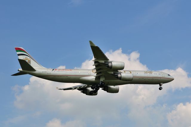 Airbus A340-500 (A6-EHD) - 2011/8/15