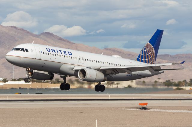 Airbus A320 (N438UA)