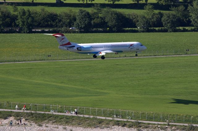 Fokker 100 (OE-LVK) - Landing on Runway 08.